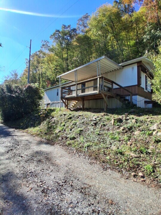 462 Tunnel Mountain Rd in Sylva, NC - Building Photo