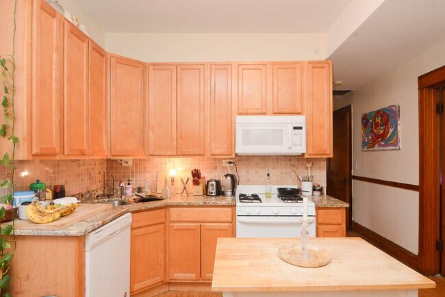 2316 W Iowa St, Unit M06H in Chicago, IL - Building Photo - Building Photo