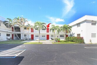 402 Lake Shore Dr, Unit Unit 207 in Lake Park, FL - Building Photo - Building Photo