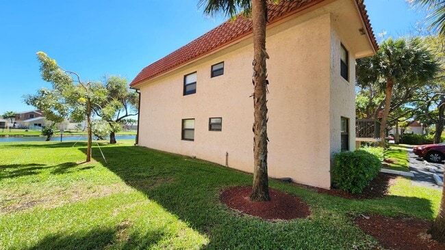 15710 E Waterside Cir, Unit 101 in Sunrise, FL - Building Photo - Building Photo