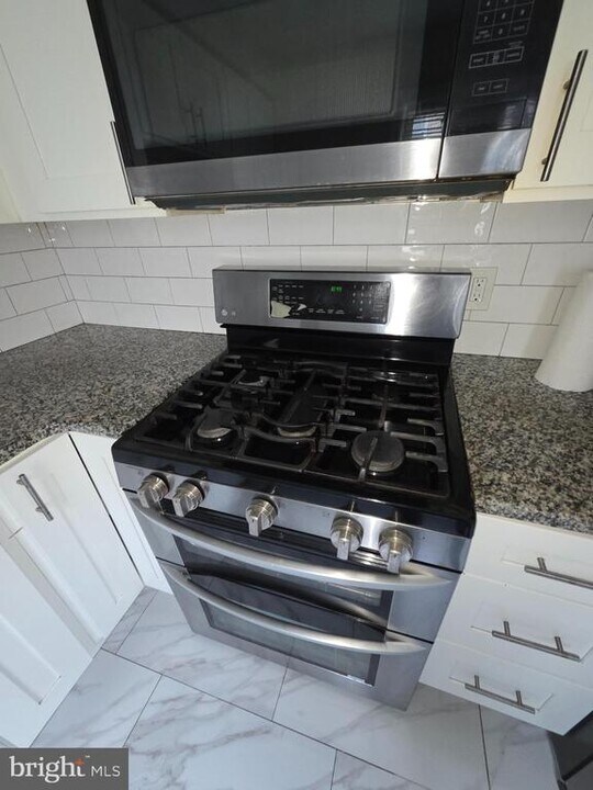 13071 Cardella Pl in Philadelphia, PA - Building Photo