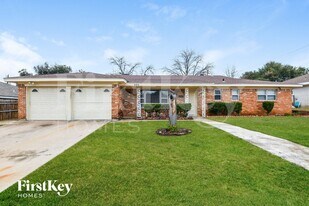 220 Hallbrook Dr in Fort Worth, TX - Building Photo