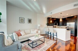 1080 Peachtree St NE in Atlanta, GA - Building Photo - Building Photo