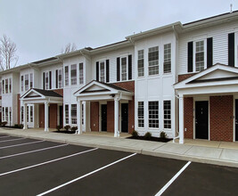 Eastview Knolls in Central Islip, NY - Foto de edificio - Building Photo