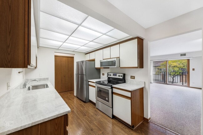 821 Oakton St in Elk Grove Village, IL - Building Photo - Building Photo