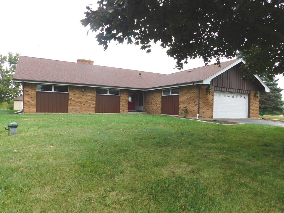 46W356 Jericho Rd in Big Rock, IL - Foto de edificio
