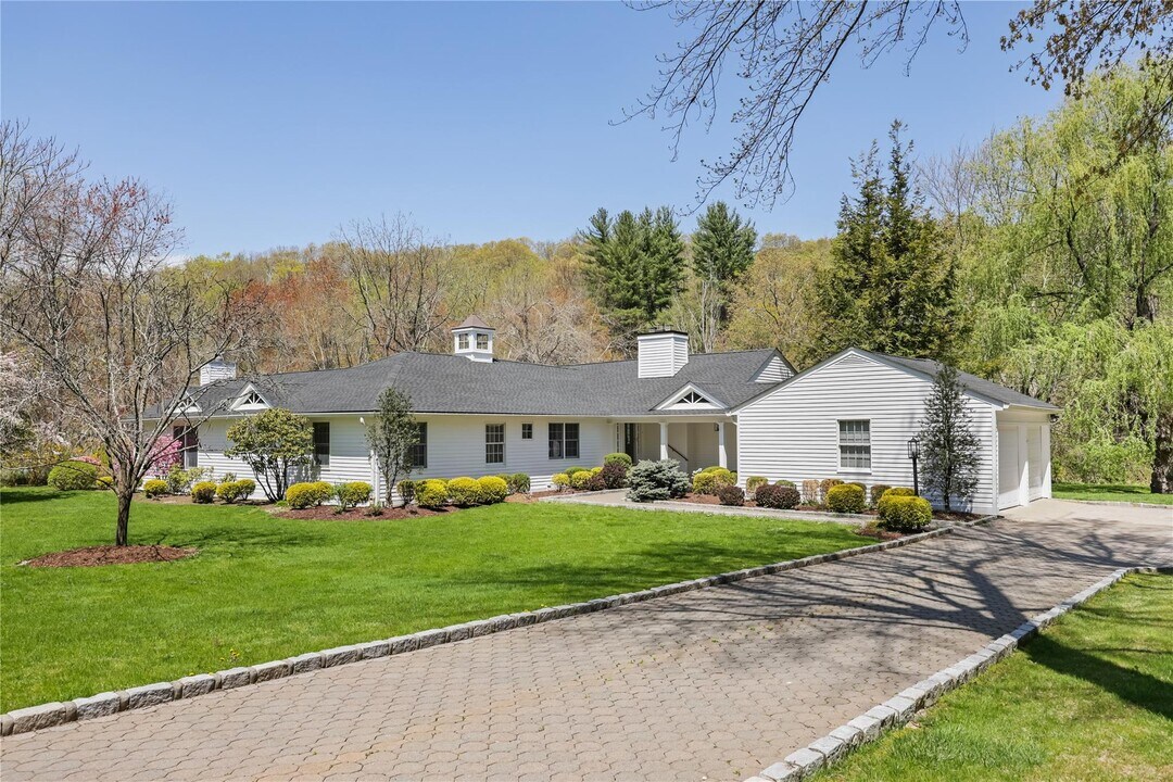 5 Southbrook Rd in Bedford, NY - Building Photo