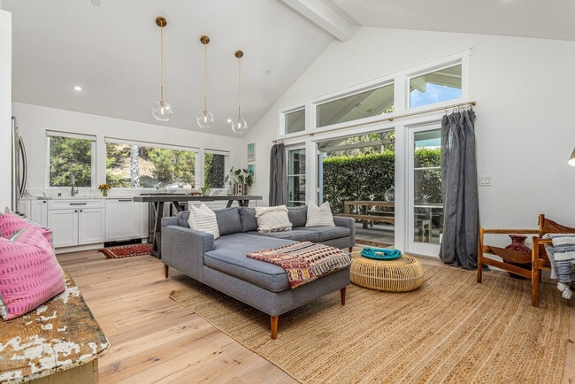 727 Sonrisa St in Solana Beach, CA - Building Photo - Building Photo