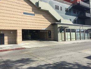 MacArthur Park Metro Apartments in Los Angeles, CA - Foto de edificio - Building Photo