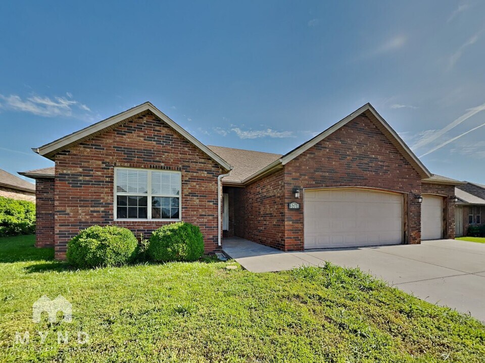 5769 W Alexa Ln in Springfield, MO - Building Photo