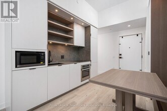 55 Charles St E in Toronto, ON - Building Photo - Building Photo