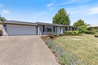 911 SW Warbler Ct in McMinnville, OR - Building Photo - Building Photo
