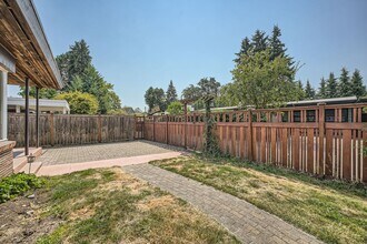 17230 Beach Dr NE in Lake Forest Park, WA - Building Photo - Building Photo