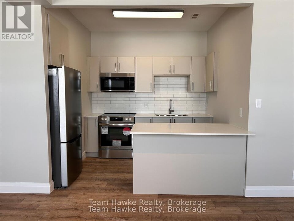 521-521 Bay St in Midland, ON - Building Photo