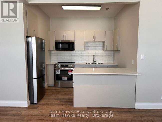 521-521 Bay St