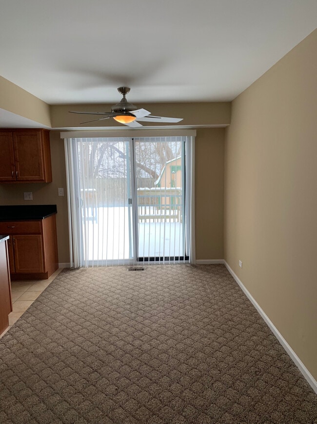 1818 Whitney Dr in Hanover Park, IL - Foto de edificio - Building Photo