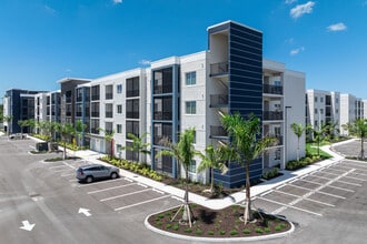Hammock Park in Naples, FL - Foto de edificio - Building Photo
