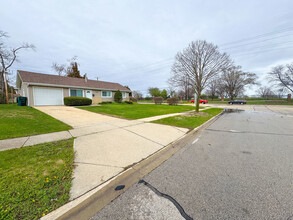 10 Thacker St W in Hoffman Estates, IL - Building Photo - Building Photo