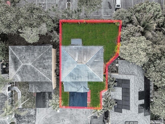 5789 Woodland Point Dr in Tamarac, FL - Foto de edificio - Building Photo