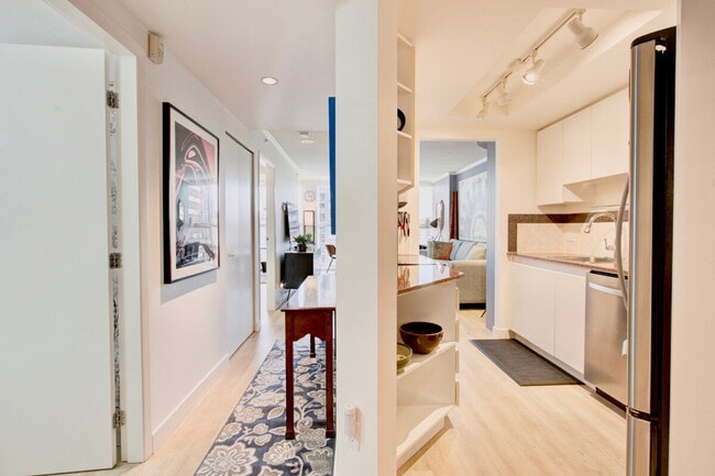 1052 Burrard St in Vancouver, BC - Building Photo - Building Photo