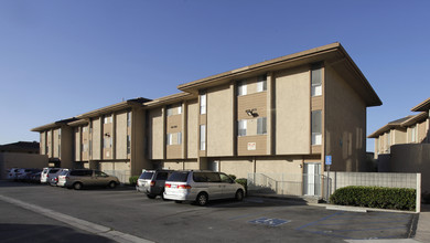 Country Club Apartments in Buena Park, CA - Foto de edificio - Building Photo