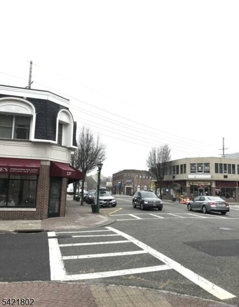 237 Closter Dock Rd in Closter, NJ - Building Photo