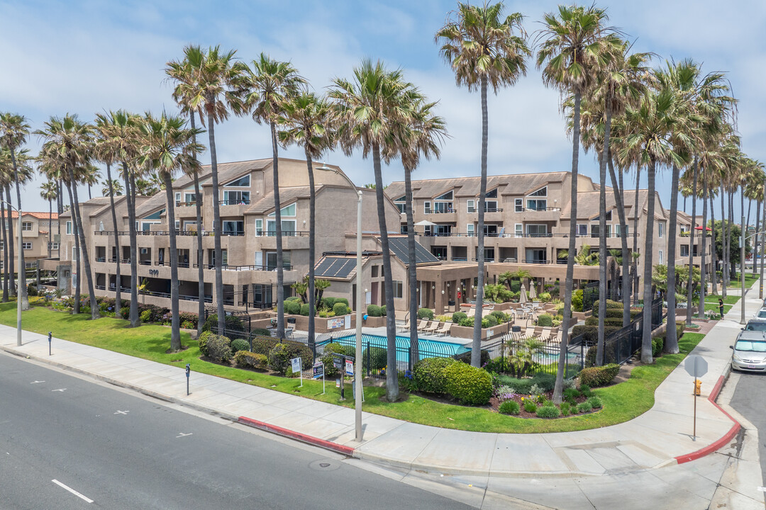 Pier House in Huntington Beach, CA - Building Photo