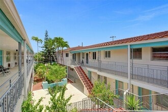 7300 Byron Ave, Unit 15B in Miami Beach, FL - Building Photo - Building Photo