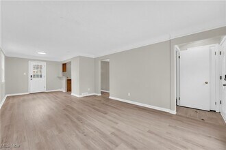 20160 Beachview Dr in Euclid, OH - Building Photo - Building Photo