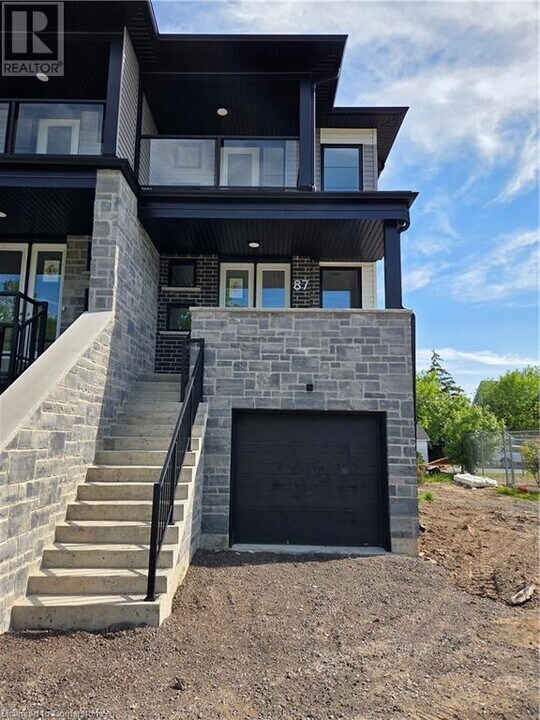 87 SUPERIOR St in Welland, ON - Building Photo