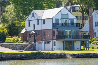 40 Strickland Rd in Greenwich, CT - Building Photo - Building Photo