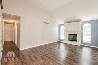 911 McIntosh Cir in Belton, MO - Building Photo - Building Photo