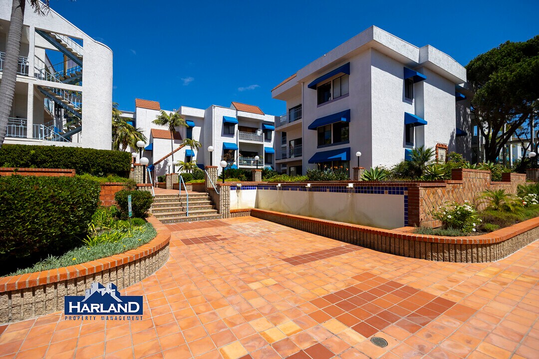 8310 Regents Rd in San Diego, CA - Building Photo