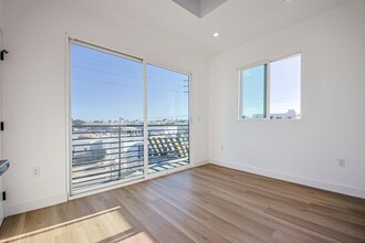 11443 Hatteras St in Los Angeles, CA - Foto de edificio - Building Photo
