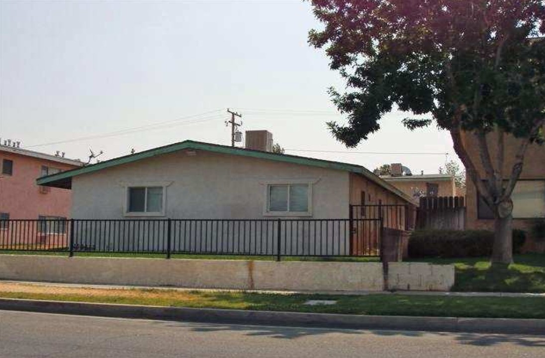 44120 Beech Ave in Lancaster, CA - Building Photo