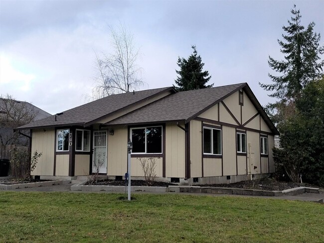 740 Hamelin Ln SE in Olympia, WA - Foto de edificio - Building Photo