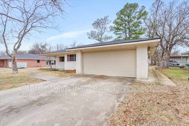 1111 Elmwood St in Gainesville, TX - Foto de edificio - Building Photo