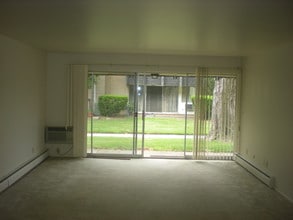 9081 Wayne Rd, Unit b6 in Livonia, MI - Building Photo - Building Photo