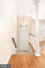 8165 Madrillon Ct in Vienna, VA - Building Photo - Building Photo