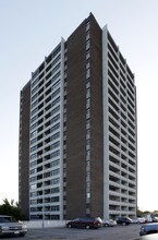 Plaza Towers in Ottawa, ON - Building Photo - Building Photo