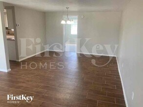 11240 Nome Ave in Port Richey, FL - Foto de edificio - Building Photo