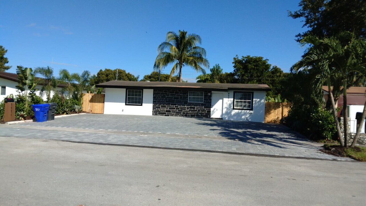 7771 Simms St in Hollywood, FL - Building Photo