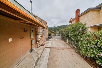 3251 Honolulu Ave in Glendale, CA - Building Photo - Building Photo