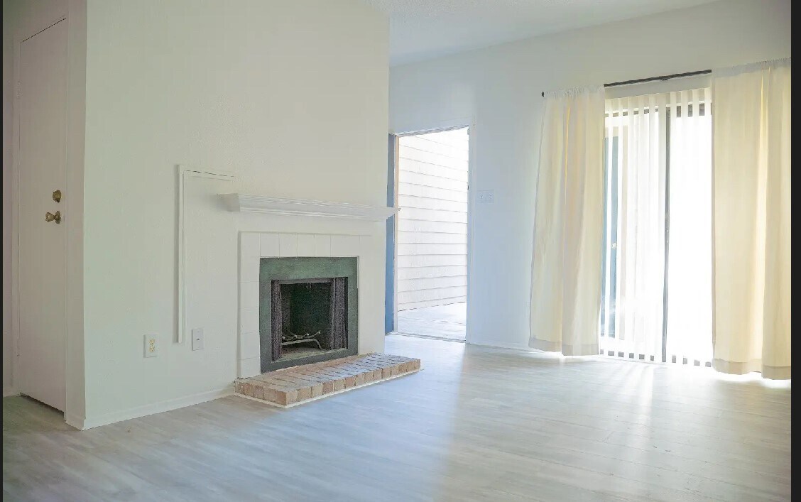 7031 N Holiday Dr in Galveston, TX - Building Photo