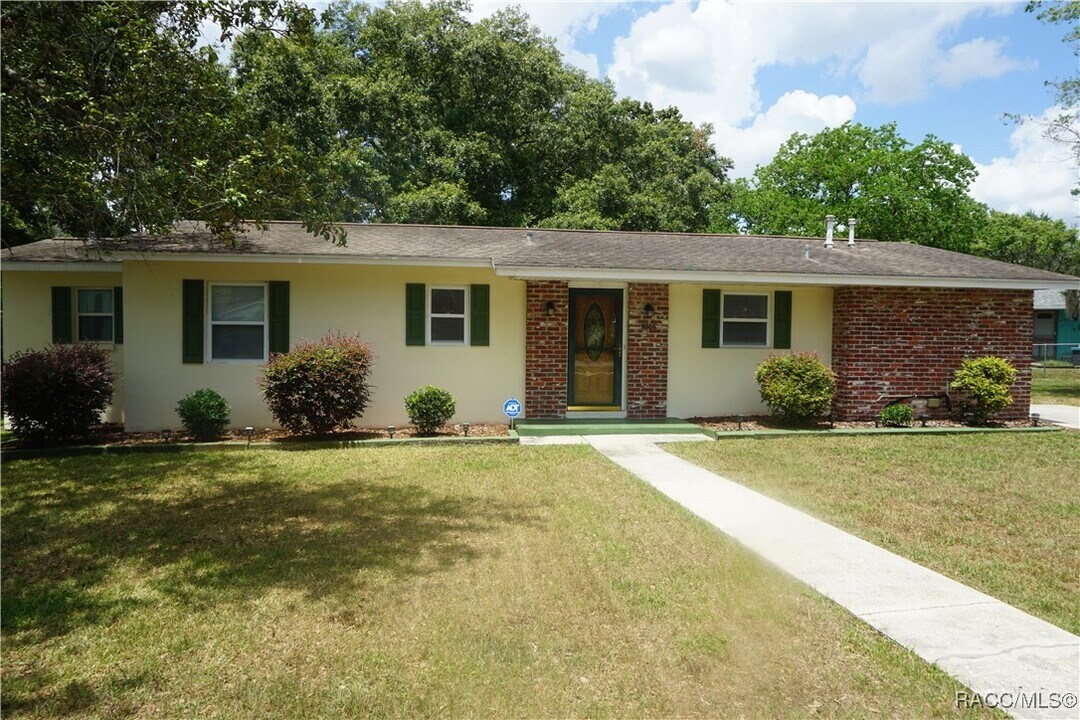 9306 N Santos Dr in Citrus Springs, FL - Building Photo