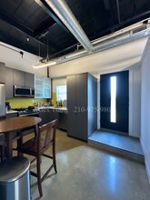 811 Montana St in San Antonio, TX - Foto de edificio - Building Photo