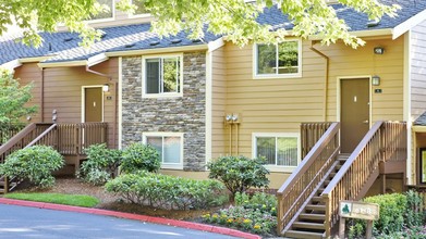 The Bluffs at Mountain Park in Lake Oswego, OR - Building Photo - Building Photo