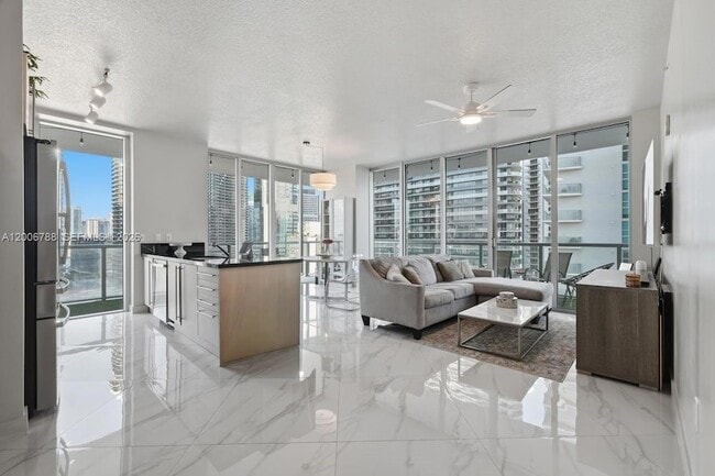 1111 SW 1st Ave, Unit 2420-N in Miami, FL - Foto de edificio - Building Photo