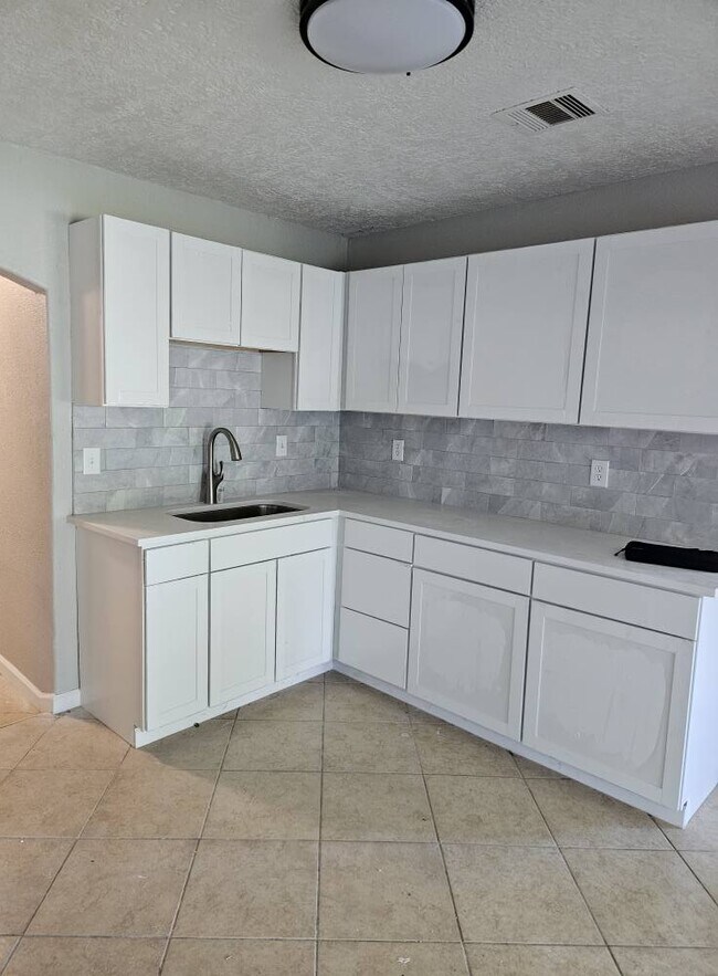 1205 W Wrenway Ave in Orange, TX - Building Photo - Building Photo