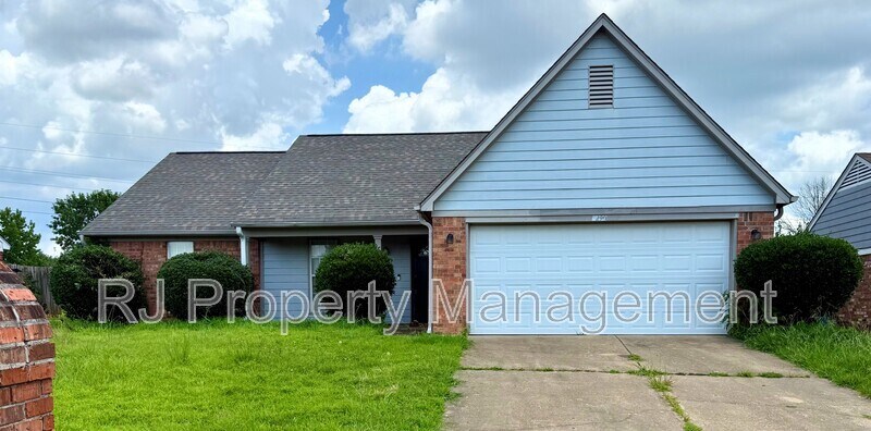 6290 Oak Run Dr E in Olive Branch, MS - Building Photo